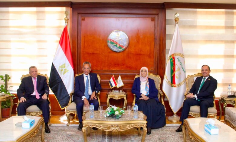 بحضور الأمين العام .. وزير المجالس النيابية يهنئ هدى أحمد عيسى بتولي رئاسة النيابة الإدارية