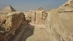 سقارة تفاجئ العالم.. اكتشاف مقبرة لمسؤول بارز وأكثر من 100 تمثال أوشابتي