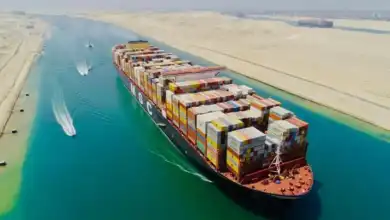 ميرسك وهاباغ-لويد تعيدان خدمة شحن جديدة إلى قناة السويس بدلًا من رأس الرجاء الصالح