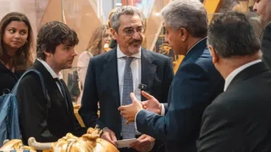 وزير السياحة يُهدي نظيره الفرنسي مُستنسخًا من قناع توت عنخ آمون.. تفاصيل الزيارة