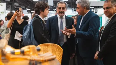 توت عنخ آمون يخطف الأنظار في باريس.. وزير السياحة الفرنسي يزور الجناح المصري