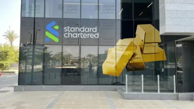 ستاندرد تشارترد: الذهب يتحدى الفائدة والدولار.. و4650 دولارًا للأوقية في الربع الأخير