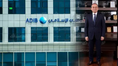 صر» أفضل مصرف إسلامي في مصر للعام الثاني.. ماذا وراء استمرار صعوده؟ حصد مصرف أبوظبي الإسلامي – مصر ADIB-Egypt جائزة «أفضل مصرف إسلامي في مصر لعام 2026» من الاتحاد الدولي للمصرفيين العرب، للعام الثاني على التوالي، في شهادة جديدة على المكانة التي بات يحتلها المصرف داخل سوق الصيرفة الإسلامية المصرية. ولا تأتي الجائزة باعتبارها تكريمًا منفصلًا عن مسيرة المصرف، وإنما تتزامن مع مرحلة شهد خلالها ADIB مصر توسعًا في نشاطه وتحسنًا ملحوظًا في مؤشراته المالية، إلى جانب تطوير المنتجات والخدمات المصرفية وتوسيع نطاق الحلول الرقمية المقدمة للعملاء. ويكتسب التكريم الحالي أهمية إضافية لأنه يأتي بعد حصول المصرف على الجائزة نفسها في 2025، بما يعكس استمرار تقييم أدائه وليس نجاحًا عابرًا في دورة واحدة. 45 جائزة خلال 2025 وكان ADIB مصر قد أنهى عام 2025 بحصاد واسع من الجوائز، بعدما حصل على 45 جائزة إقليمية ودولية من مؤسسات وجهات مختلفة، شملت مجالات الصيرفة الإسلامية والاستدامة والابتكار والخدمات المالية. كما حصل المصرف خلال العام نفسه على إشادات دولية متعددة، من بينها تصنيفات وجوائز مرتبطة بالتمويل الإسلامي وإدارة الأصول والاستثمار والاستدامة، بما يعكس اتساع نطاق المنافسة التي يخوضها المصرف خارج إطار الخدمات المصرفية التقليدية. وتشير هذه الجوائز إلى أن استراتيجية المصرف لم تعد تركز فقط على تقديم منتجات متوافقة مع أحكام الشريعة الإسلامية، وإنما تمتد إلى الابتكار، والاستدامة، والتحول الرقمي، وتحسين تجربة العملاء. أرقام تعكس قوة النمو وتدعم النتائج المالية هذا الحضور؛ إذ سجل مصرف أبوظبي الإسلامي – مصر صافي ربح مجمع بلغ نحو 12.6 مليار جنيه خلال 2025، في واحدة من أبرز النتائج في تاريخ المصرف، بالتزامن مع نمو في حجم أعماله وتعزيز قاعدة أصوله وتمويلاته. ولم يتوقف الأداء عند نتائج 2025، إذ واصل المصرف تحقيق معدلات نمو قوية خلال الربع الأول من 2026، مع ارتفاع صافي الربح المستقل بعد الضرائب إلى نحو 5.58 مليار جنيه، مقارنة بنحو 2.93 مليار جنيه خلال الفترة المقابلة، بينما ارتفع صافي الدخل من العائد إلى 5.79 مليار جنيه مقابل 4.60 مليار جنيه. وبحسب بيانات منشورة عن نتائج الربع الأول، أشار الرئيس التنفيذي محمد علي إلى نمو الأصول بنحو 57% والودائع بنسبة 47% على أساس سنوي، مع نمو صافي الأرباح بنسبة 21%، وتحقيق عائد على حقوق الملكية بلغ 41%، ونسبة تكلفة إلى الدخل عند 18.3%. وتكشف هذه المؤشرات عن قدرة المصرف على الجمع بين النمو في الميزانية وتحسين الربحية والكفاءة التشغيلية، وهي عوامل تعزز من قدرته على المنافسة داخل السوق المصرفية المصرية. خدمات متكاملة للصيرفة الإسلامية وتستند قوة ADIB مصر كذلك إلى تنوع الخدمات التي يقدمها للأفراد والشركات والمؤسسات، مع الحفاظ على هويته كمصرف متوافق مع مبادئ الشريعة الإسلامية. وتشمل منظومة الخدمات الحسابات والودائع، والتمويلات الشخصية، وتمويل السيارات، والتمويل العقاري، وبطاقات الدفع، والخدمات المصرفية للشركات، وتمويل المؤسسات، وإدارة الخزانة والأسواق العالمية والاستثمارات في الصكوك السيادية. كما يولي المصرف اهتمامًا متزايدًا بالخدمات الرقمية، من خلال الخدمات المصرفية عبر الإنترنت وتطبيق الهاتف المحمول، بما يسمح للعملاء بإجراء عدد كبير من معاملاتهم دون الحاجة إلى زيارة الفروع. وتتضمن الخدمات الرقمية أدوات لإدارة الحسابات والتحويلات، إلى جانب حلول للدفع والخدمات المصرفية الإلكترونية، فيما يواصل المصرف تطوير شبكة فروعه وقنواته الرقمية لتلبية احتياجات العملاء. «محمد علي».. قيادة تدفع استراتيجية النمو ويرتبط جانب مهم من هذا التحول بالدور الذي يقوم به محمد علي، الرئيس التنفيذي والعضو المنتدب لمصرف أبوظبي الإسلامي – مصر، الذي تولى قيادة المصرف منذ عام 2017. وخلال سنوات قيادته، ركز المصرف على تعزيز موقعه في سوق الصيرفة الإسلامية، بالتوازي مع توسيع قاعدة العملاء وتطوير المنتجات والحلول المتوافقة مع الشريعة، مع الاستثمار في التكنولوجيا والخدمات الرقمية. وأكد محمد علي في تصريحات سابقة أن استراتيجية المصرف تستهدف تعزيز مكانته في السوق المصرية من خلال الابتكار وتقديم حلول مالية متوافقة مع الشريعة الإسلامية، وهو توجه انعكس على توسع المصرف وتنوع خدماته. وتضم منظومة القيادة التنفيذية للمصرف عددًا من المسؤولين عن قطاعات رئيسية، من بينها مصرفية الشركات، والمصرفية للأفراد، والمخاطر، والاستثمارات والتمويل متناهي الصغر وعلاقات المستثمرين، والمراجعة الداخلية، بما يدعم توزيع المسؤوليات وتعزيز الحوكمة وإدارة المخاطر. من «أفضل مصرف» إلى نموذج للصيرفة الإسلامية ويأتي تكريم الاتحاد الدولي للمصرفيين العرب في توقيت يسعى فيه القطاع المصرفي الإسلامي إلى توسيع قاعدة عملائه وتقديم حلول أكثر تنوعًا، في ظل التطور السريع للتكنولوجيا المالية وتغير احتياجات العملاء. وتكمن أهمية حصول ADIB مصر على الجائزة للعام الثاني على التوالي في أنها تتزامن مع مؤشرات نمو قوية وحصاد واسع من الجوائز، بما يمنح التكريم سياقًا أوسع من مجرد إشادة سنوية. كما أن استمرار المصرف في تطوير خدماته الرقمية، وتوسيع الحلول التمويلية والاستثمارية، إلى جانب التركيز على تجربة العملاء والالتزام بمبادئ الشريعة، يعزز قدرته على المنافسة في سوق تتزايد فيه أهمية الصيرفة الإسلامية والابتكار المالي. وبذلك، تبدو الجائزة الجديدة انعكاسًا لمسار متكامل يجمع بين النمو المالي، وتنوع المنتجات، والتكنولوجيا، والحوكمة، والاستدامة، والقيادة التنفيذية، وهي عناصر ساعدت «ADIB مصر» على ترسيخ موقعه كأحد أبرز اللاعبين في سوق الصيرفة الإسلامية المصرية.
