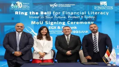 هاكاثون ودورات تدريبية.. البورصة المصرية و«MINT» من EGBANK يطلقان شراكة لدعم التكنولوجيا المالية2. البورصة المصرية.. قطاع البنوك يسجل 5287 نقطة وسط تراجع جماعي للمؤشرات 3. 43.95 مليون جنيه تداولات قطاع البنوك خلال التعاملات الصباحية 4. تراجع جماعي لمؤشرات البورصة المصرية.. وقطاع البنوك ينخفض 1.05% 5. قطاع البنوك بالبورصة يخسر 1.05%.. تفاصيل التداولات ومؤشرات السوق العنوان الرئيسي مؤشر قطاع البنوك بالبورصة المصرية يتراجع 1.05% في بداية تعاملات الأحد الخبر بعد التحرير تراجع مؤشر قطاع البنوك بالبورصة المصرية بنسبة 1.05% خلال بداية تعاملات جلسة اليوم الأحد، ليسجل مستوى 5287 نقطة، وسط انخفاض جماعي لمؤشرات البورصة المصرية. وبلغت قيمة تداولات قطاع البنوك خلال التعاملات الصباحية نحو 43.954 مليون جنيه، ليستحوذ القطاع على 4.44% من إجمالي قيم التداول في البورصة. وسجل حجم التداول على أسهم قطاع البنوك نحو 624.206 ألف سهم، بما يمثل 0.13% من إجمالي عدد الأسهم المتداولة في السوق خلال التعاملات الصباحية. تراجع جماعي لمؤشرات البورصة المصرية وعلى مستوى السوق، تراجع المؤشر الرئيسي EGX30 بنسبة 1.15%، ليصل إلى مستوى 51673 نقطة في بداية تعاملات جلسة الأحد. كما انخفض مؤشر الشركات الصغيرة والمتوسطة EGX70 بنسبة 1.16%، مسجلًا 18266 نقطة، فيما تراجع مؤشر EGX100 بنسبة 1.14% ليصل إلى مستوى 24325 نقطة. وتعكس تحركات المؤشرات تراجعًا جماعيًا في بداية الجلسة، بالتزامن مع انخفاض مؤشر قطاع البنوك، فيما تظل هذه المستويات مرتبطة بأداء السوق خلال التعاملات الصباحية. ملخص مؤشرات البورصة في بداية تعاملات الأحد المؤشر المستوى نسبة التغير مؤشر قطاع البنوك 5287 نقطة -1.05% EGX30 51673 نقطة -1.15% EGX70 18266 نقطة -1.16% EGX100 24325 نقطة -1.14% وصف الميتا تراجع مؤشر قطاع البنوك بالبورصة المصرية 1.05% إلى 5287 نقطة في بداية تعاملات الأحد، وسط انخفاض جماعي للمؤشرات وتداولات بقيمة 43.95 مليون جنيه. الكلمات الدلالية البورصة المصرية، مؤشر قطاع البنوك، EGX30، تداولات البنوك