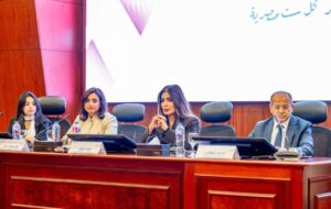 أكدت غادة توفيق، وكيل محافظ البنك المركزي المصري للمسؤولية المجتمعية، أن الوعي قد يكون بداية رحلة نجاة، مشيرة إلى أن الكشف المبكر عن سرطان الثدي يمنح المرأة أملًا جديدًا في الحياة، ويُحدث فارقًا حقيقيًا في رحلة العلاج وفرص الشفاء. وفي إطار الاهتمام بصحة المرأة وتعزيز الوعي بأهمية الوقاية والكشف المبكر، نفّذ قطاع المسؤولية المجتمعية بالبنك المركزي المصري، بالتعاون مع مستشفى بهية، فعاليات للتوعية والكشف المبكر عن سرطان الثدي لموظفات البنك، وذلك للعام الثاني على التوالي، ضمن مبادرة «صحتك أمانة». وتأتي المبادرة انطلاقًا من إيمان البنك المركزي المصري بأهمية نشر الوعي الصحي، وحرصه على أن تبدأ رسالة التوعية من داخل المؤسسة، بما يسهم في تشجيع السيدات على الاهتمام بصحتهن وعدم تأجيل الفحص، وترسيخ ثقافة الكشف المبكر باعتباره خطوة مهمة في التعامل مع المرض. وتؤكد فعاليات المبادرة أهمية استدامة التوعية الصحية، وتوفير المعرفة اللازمة للسيدات لاتخاذ خطوات إيجابية للحفاظ على صحتهن، مع التأكيد على أن الكشف المبكر قد يُحدث فارقًا حقيقيًا في فرص العلاج والشفاء. ووجّهت غادة توفيق رسالة إلى كل سيدة بضرورة الاهتمام بصحتها وعدم تأجيل الفحص، مؤكدة أن الكشف المبكر قد يكون خطوة حاسمة نحو رحلة علاج أفضل وفرص أكبر للشفاء.