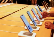 نقص رقائق الذاكرة يهبط بشحنات الهواتف الذكية 20% إلى أدنى مستوى منذ 2012