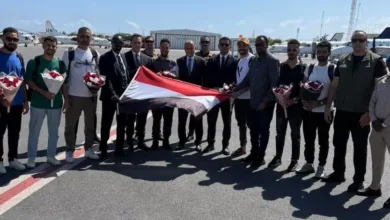 بعد 5 أشهر من الاحتجاز.. 8 بحارة مصريين يصلون مقديشو تمهيدًا للعودة للقاهرة