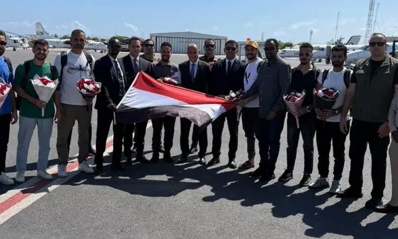 بعد 5 أشهر من الاحتجاز.. 8 بحارة مصريين يصلون مقديشو تمهيدًا للعودة للقاهرة