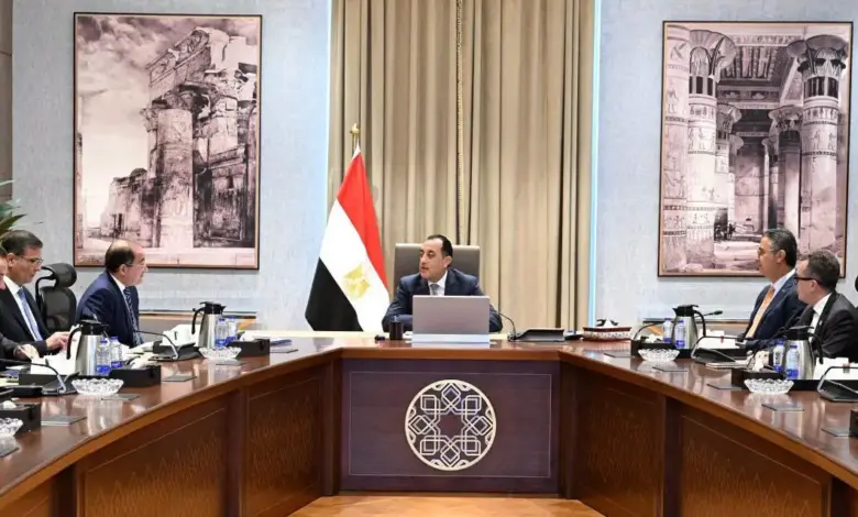 مدبولي يشدد على تأمين السلع.. زيادة المخزون ومنافذ البيع لمواجهة تقلبات الأسواق