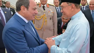 الرئيس السيسي يتسلم وسامًا ماليزيًا رفيعًا.. ومباحثات لتوسيع التجارة والاستثمار