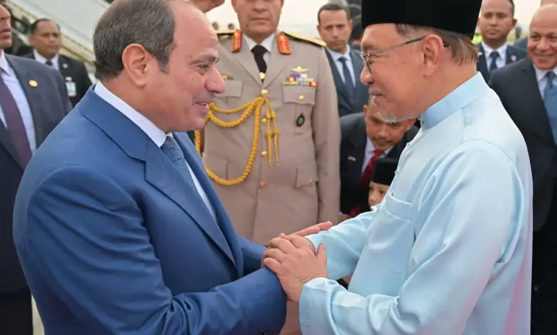 الرئيس السيسي يتسلم وسامًا ماليزيًا رفيعًا.. ومباحثات لتوسيع التجارة والاستثمار